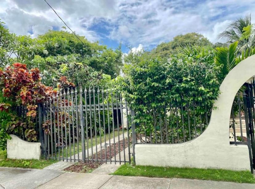 Entire Private Beautiful 2 Bedroom Den House With Gated Front&back Yard And Free Parking 10min Drive To *