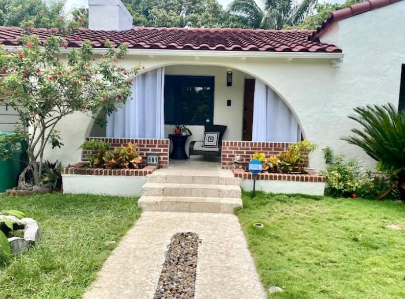 Entire Private Beautiful 2 Bedroom Den House With Gated Front&back Yard And Free Parking 10min Drive To Miami