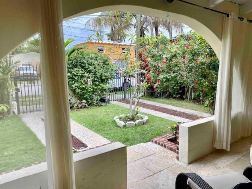 Ferienhaus Entire Private Beautiful 2 Bedroom Den House With Gated Front&back Yard And Free Parking 10min Drive To Miami