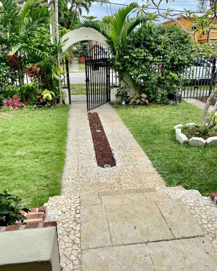 Entire Private Beautiful 2 Bedroom Den House With Gated Front&back Yard And Free Parking 10min Drive To Ferienhaus