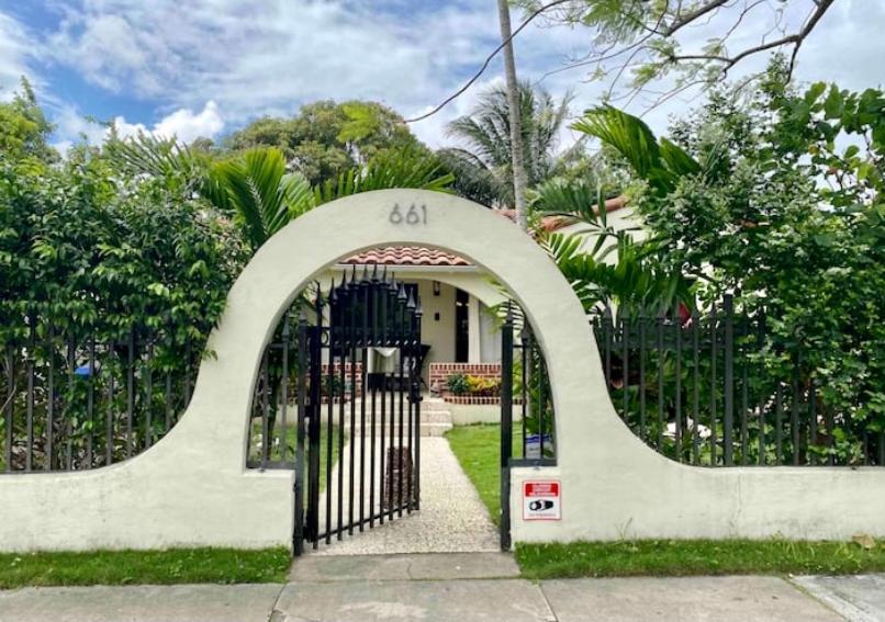 Entire Private Beautiful 2 Bedroom Den House With Gated Front&back Yard And Free Parking 10min Drive To Ferienhaus *