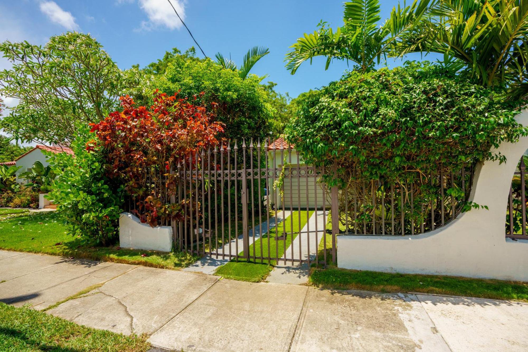 Entire Private Beautiful 2 Bedroom Den House With Gated Front&back Yard And Free Parking 10min Drive To Ferienhaus Miami
