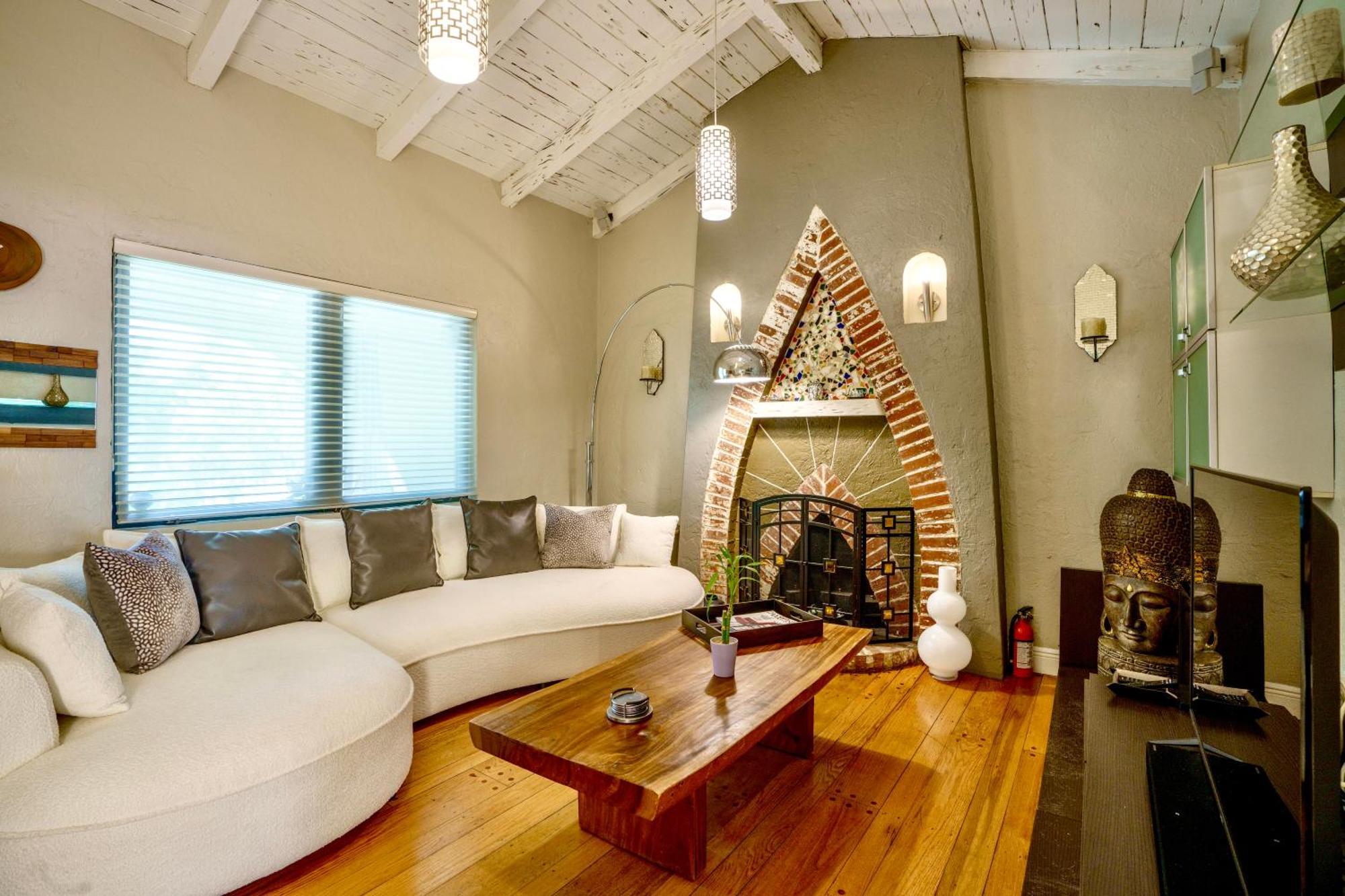 Entire Private Beautiful 2 Bedroom Den House With Gated Front&back Yard And Free Parking 10min Drive To Miami