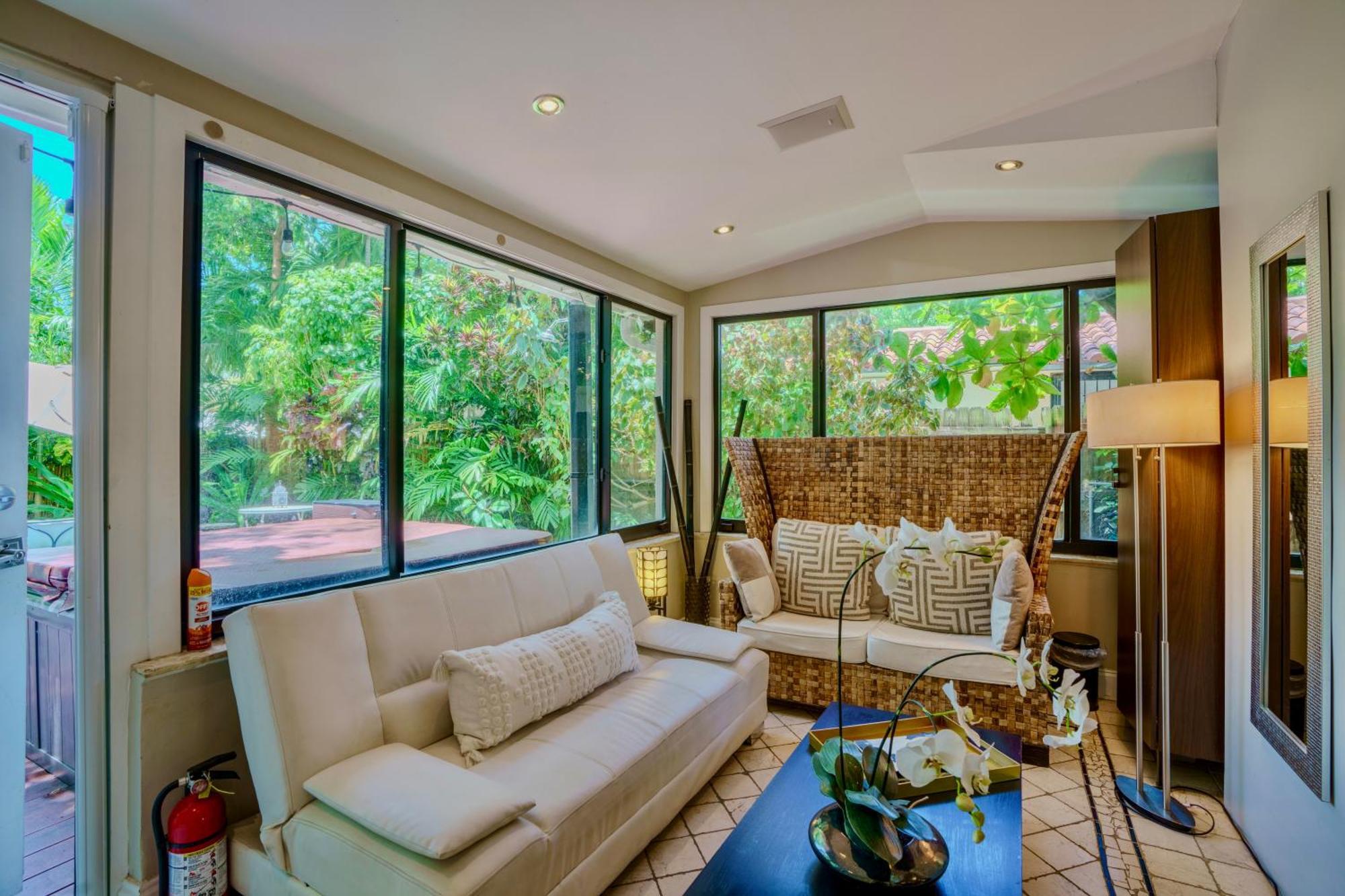 Entire Private Beautiful 2 Bedroom Den House With Gated Front&back Yard And Free Parking 10min Drive To Ferienhaus *