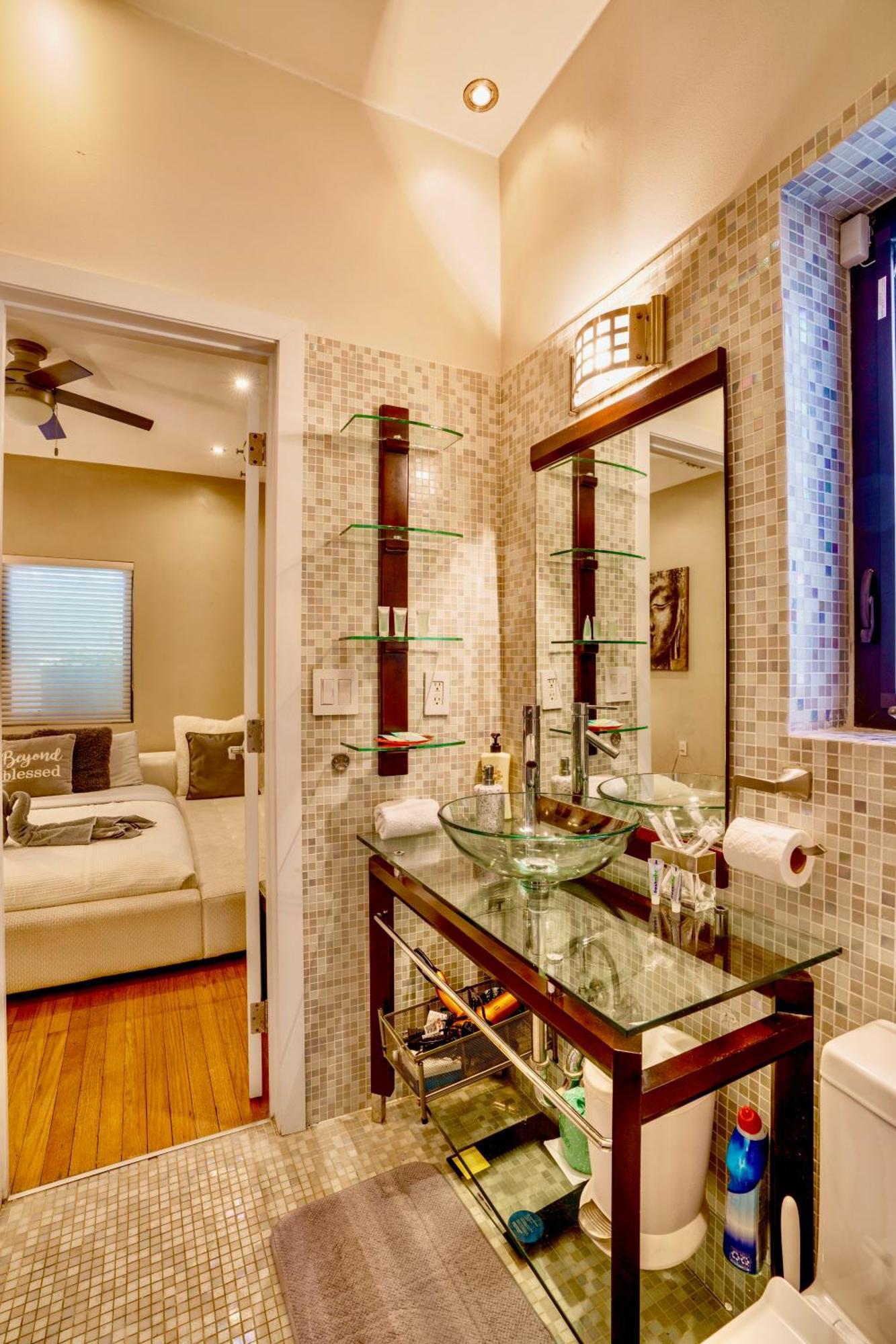 Entire Private Beautiful 2 Bedroom Den House With Gated Front&back Yard And Free Parking 10min Drive To *
