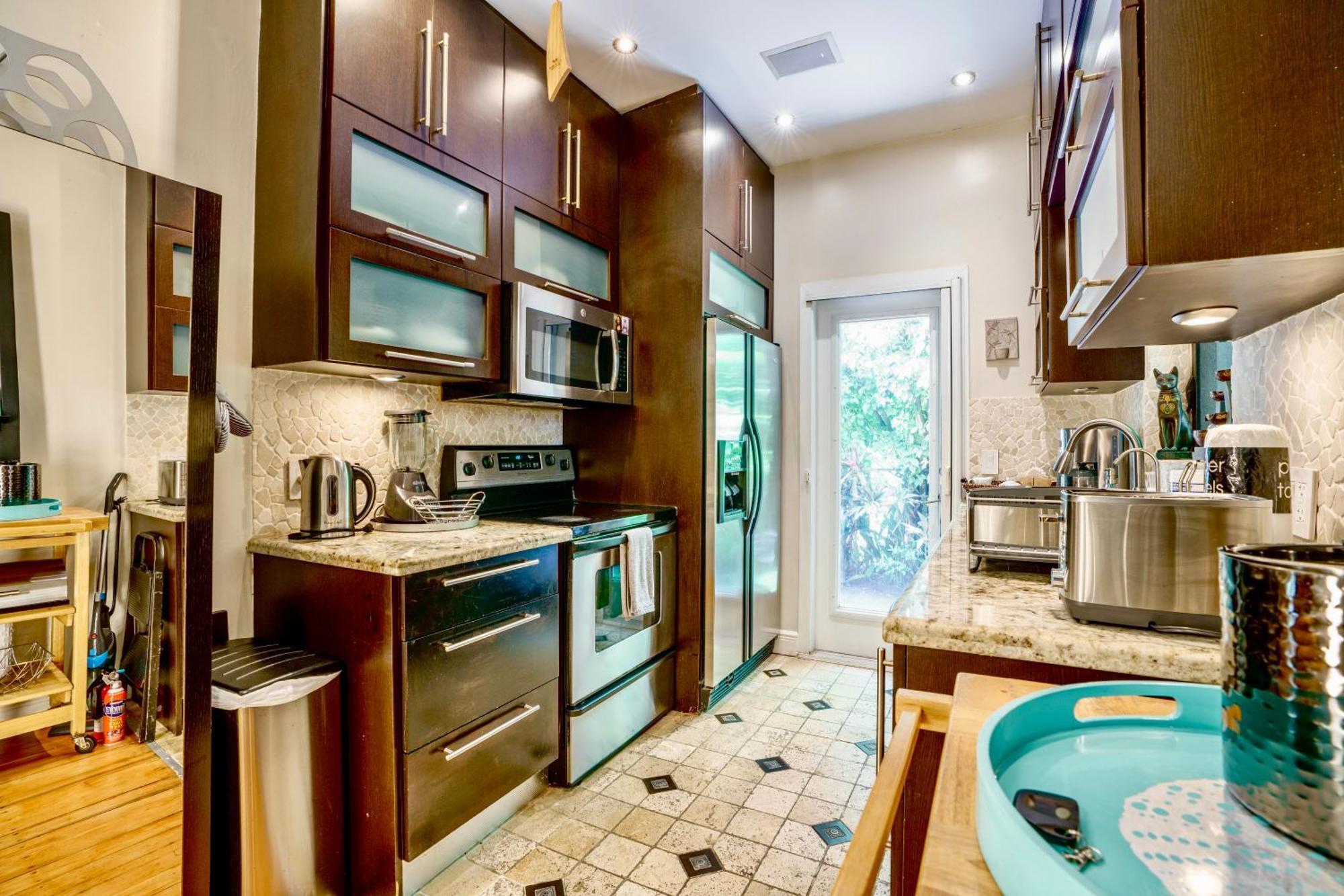 Ferienhaus Entire Private Beautiful 2 Bedroom Den House With Gated Front&back Yard And Free Parking 10min Drive To *