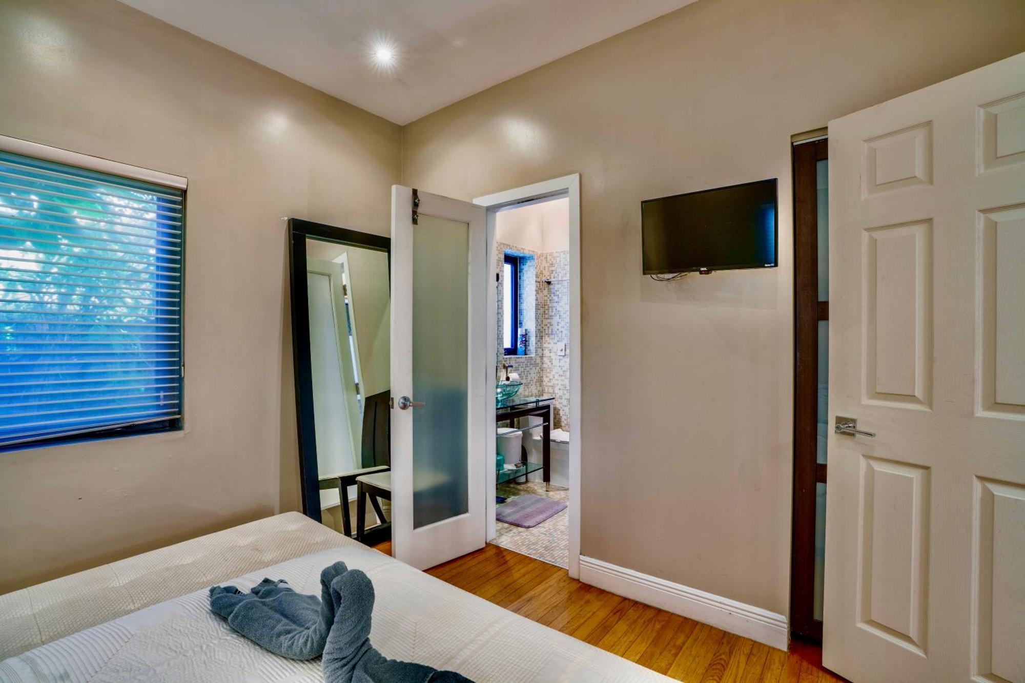 Entire Private Beautiful 2 Bedroom Den House With Gated Front&back Yard And Free Parking 10min Drive To Ferienhaus