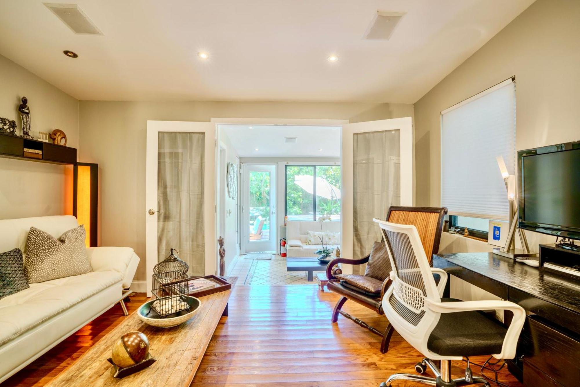 Entire Private Beautiful 2 Bedroom Den House With Gated Front&back Yard And Free Parking 10min Drive To Ferienhaus Miami