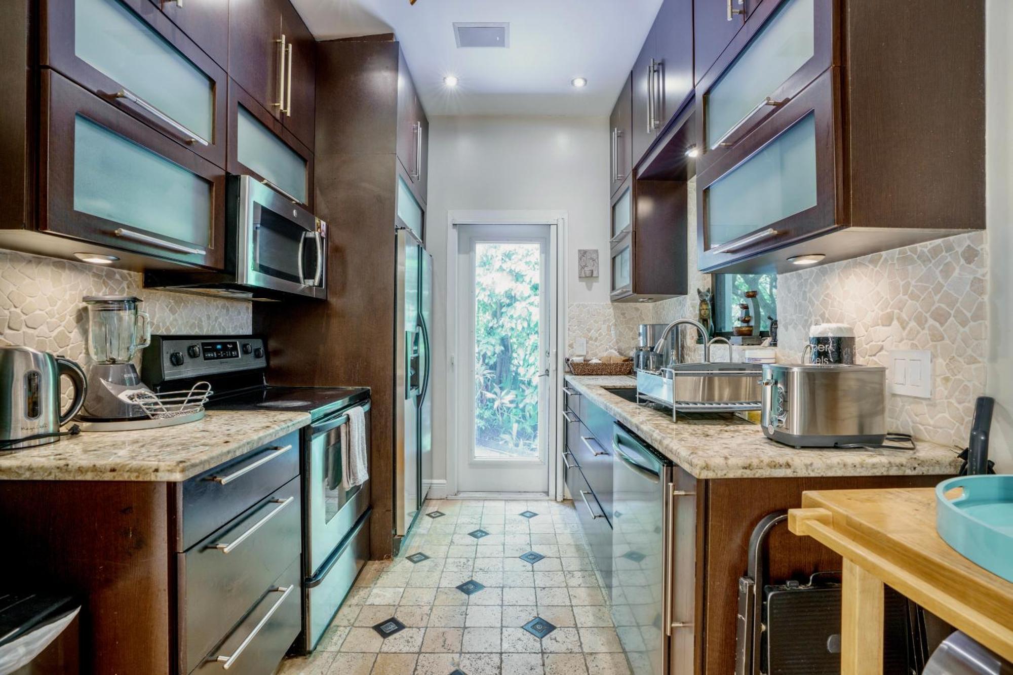 Ferienhaus Entire Private Beautiful 2 Bedroom Den House With Gated Front&back Yard And Free Parking 10min Drive To Miami