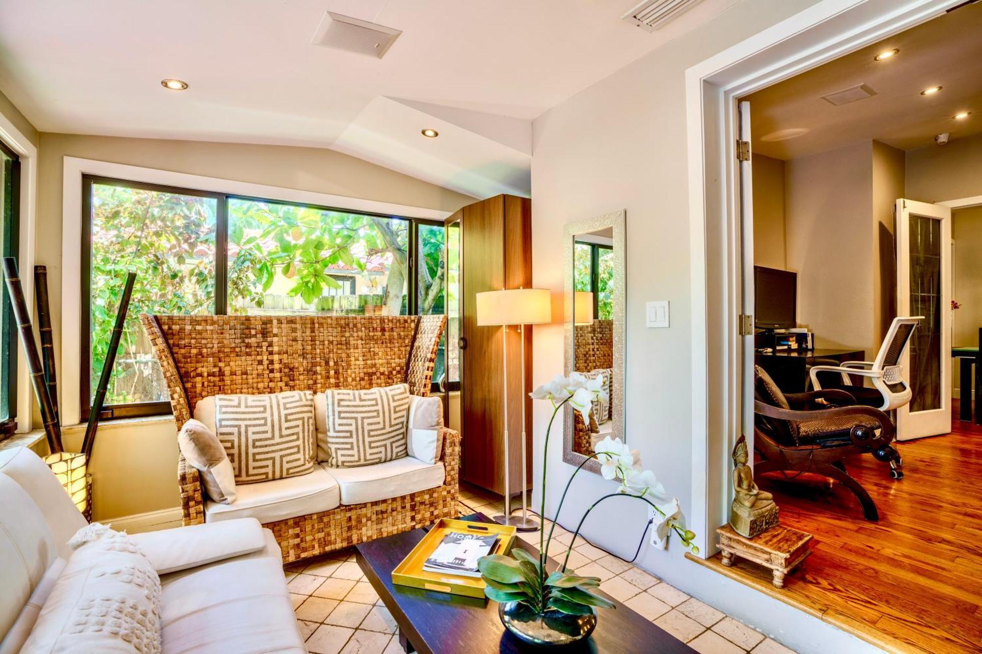 Entire Private Beautiful 2 Bedroom Den House With Gated Front&back Yard And Free Parking 10min Drive To Ferienhaus