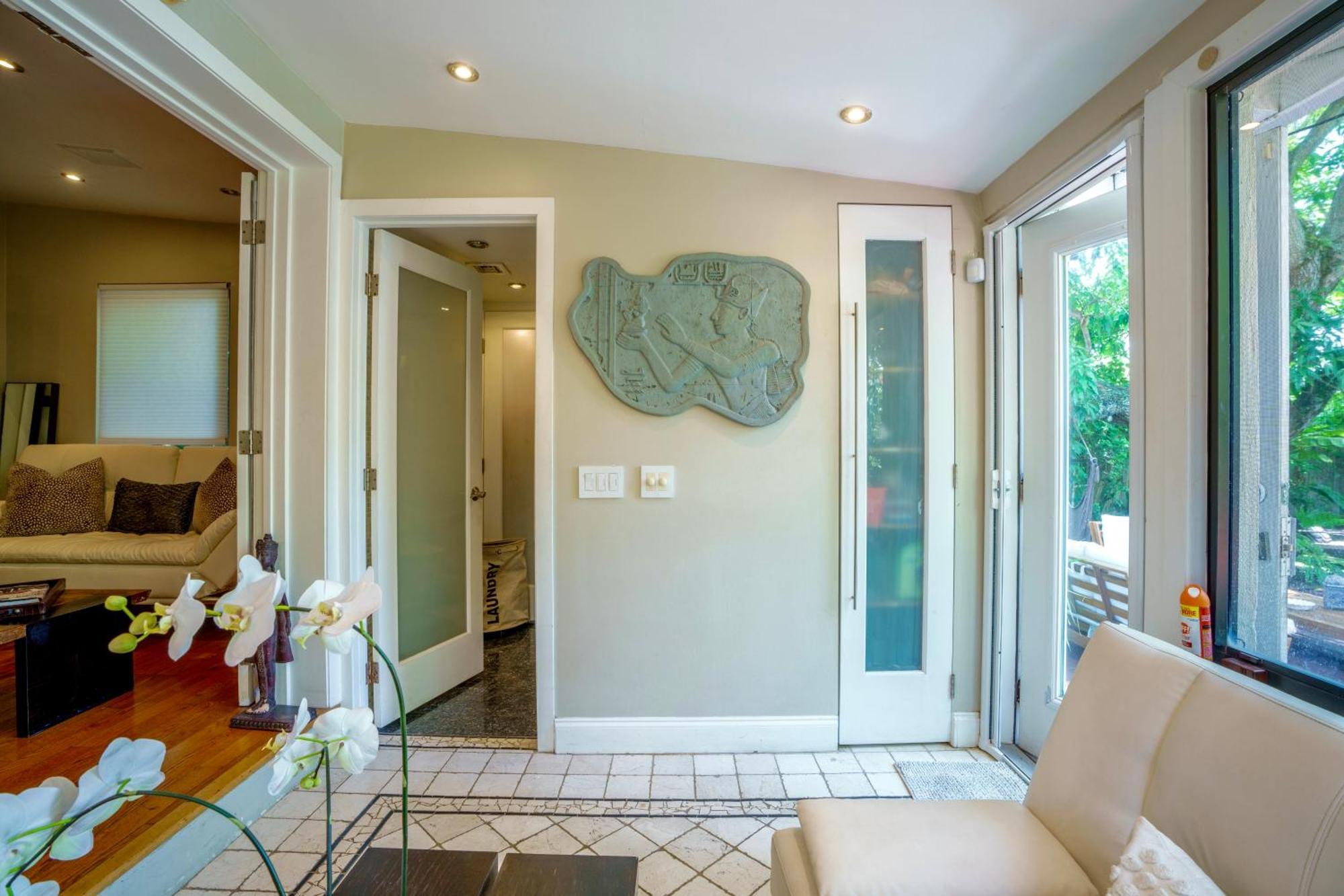 Ferienhaus Entire Private Beautiful 2 Bedroom Den House With Gated Front&back Yard And Free Parking 10min Drive To *