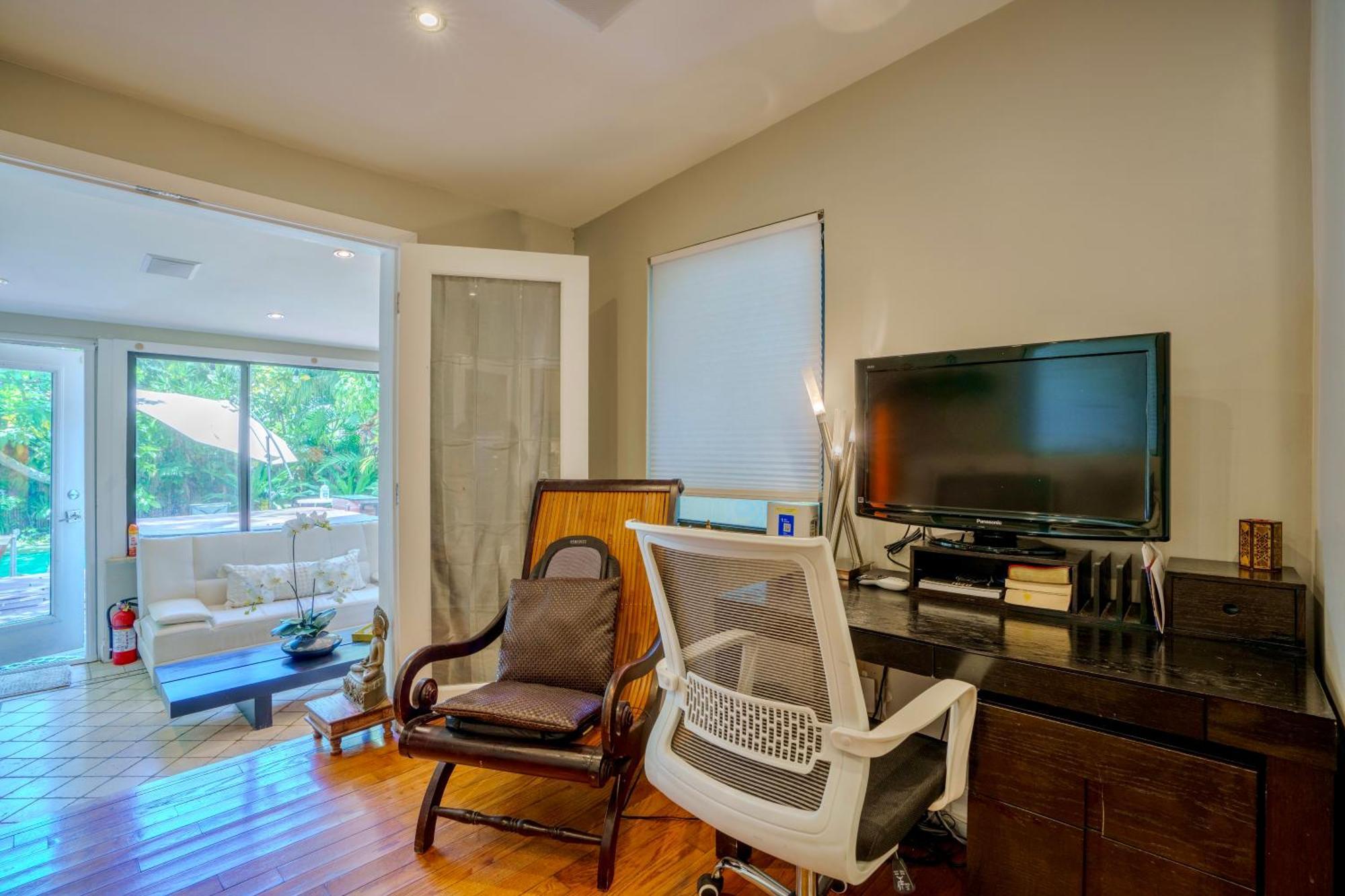Ferienhaus Entire Private Beautiful 2 Bedroom Den House With Gated Front&back Yard And Free Parking 10min Drive To *