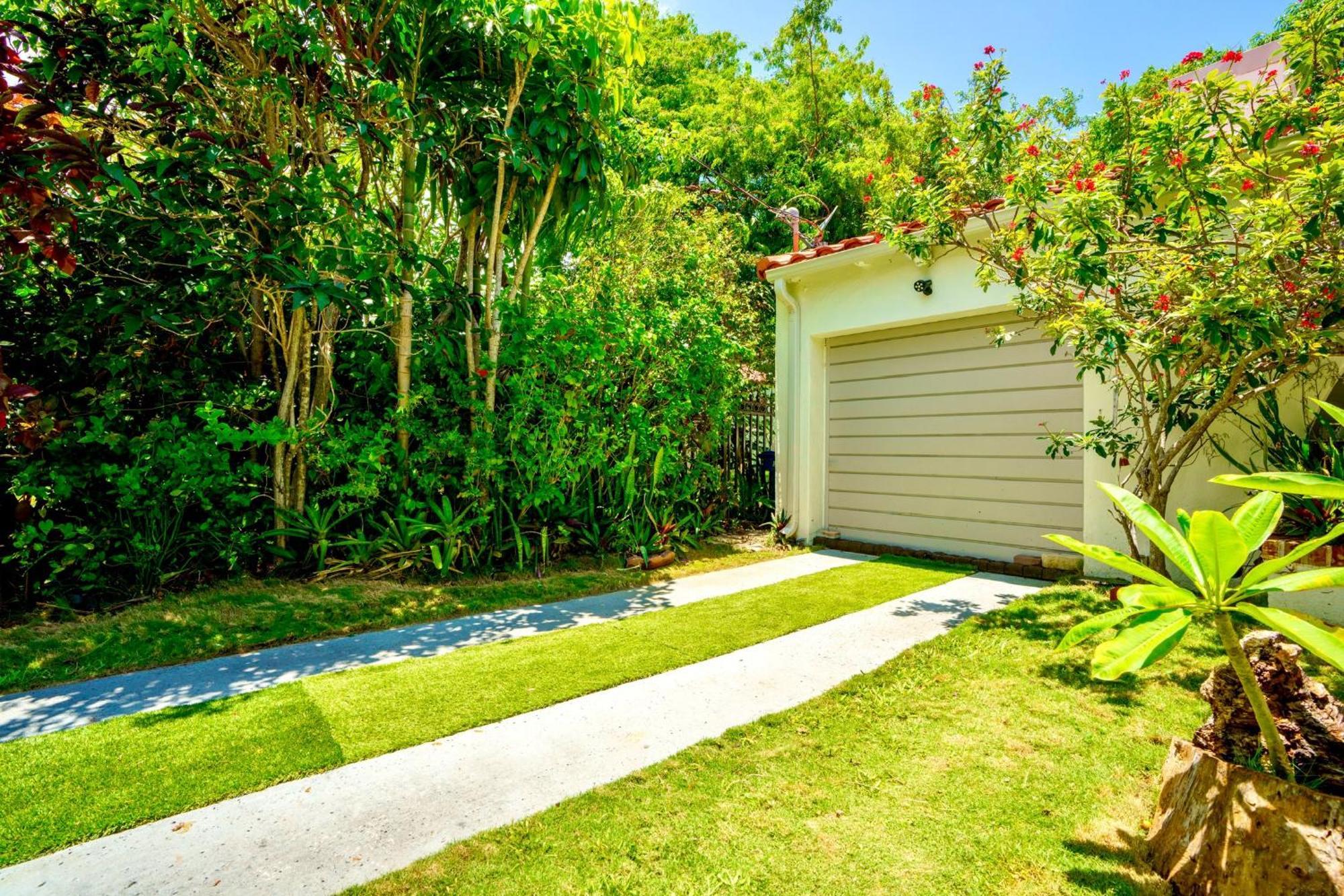 Entire Private Beautiful 2 Bedroom Den House With Gated Front&back Yard And Free Parking 10min Drive To Ferienhaus *